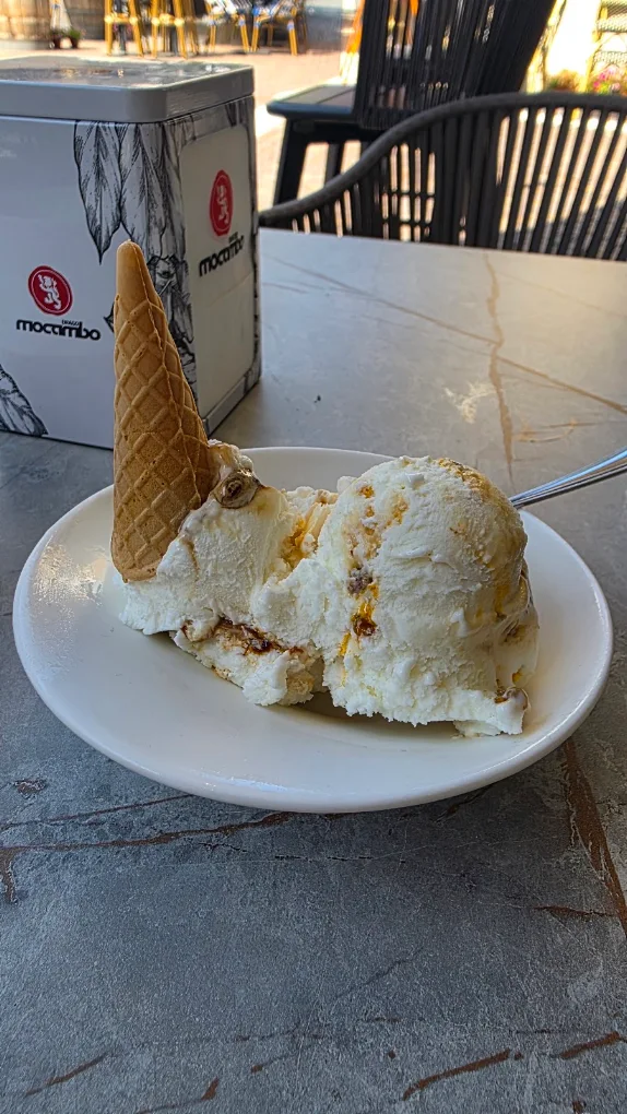 Eisbecher mit Waffel im Cristallo